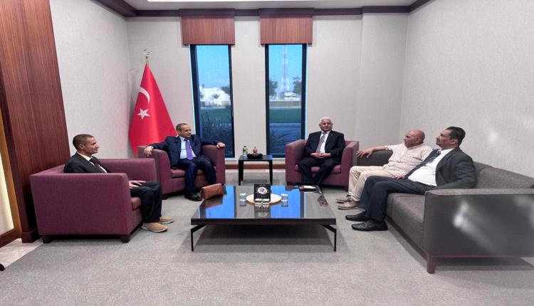 الوزير الوصابي يصل (أنقرة) لتوقيع بروتوكول تعاون مع هيئة التعليم العالي التركية